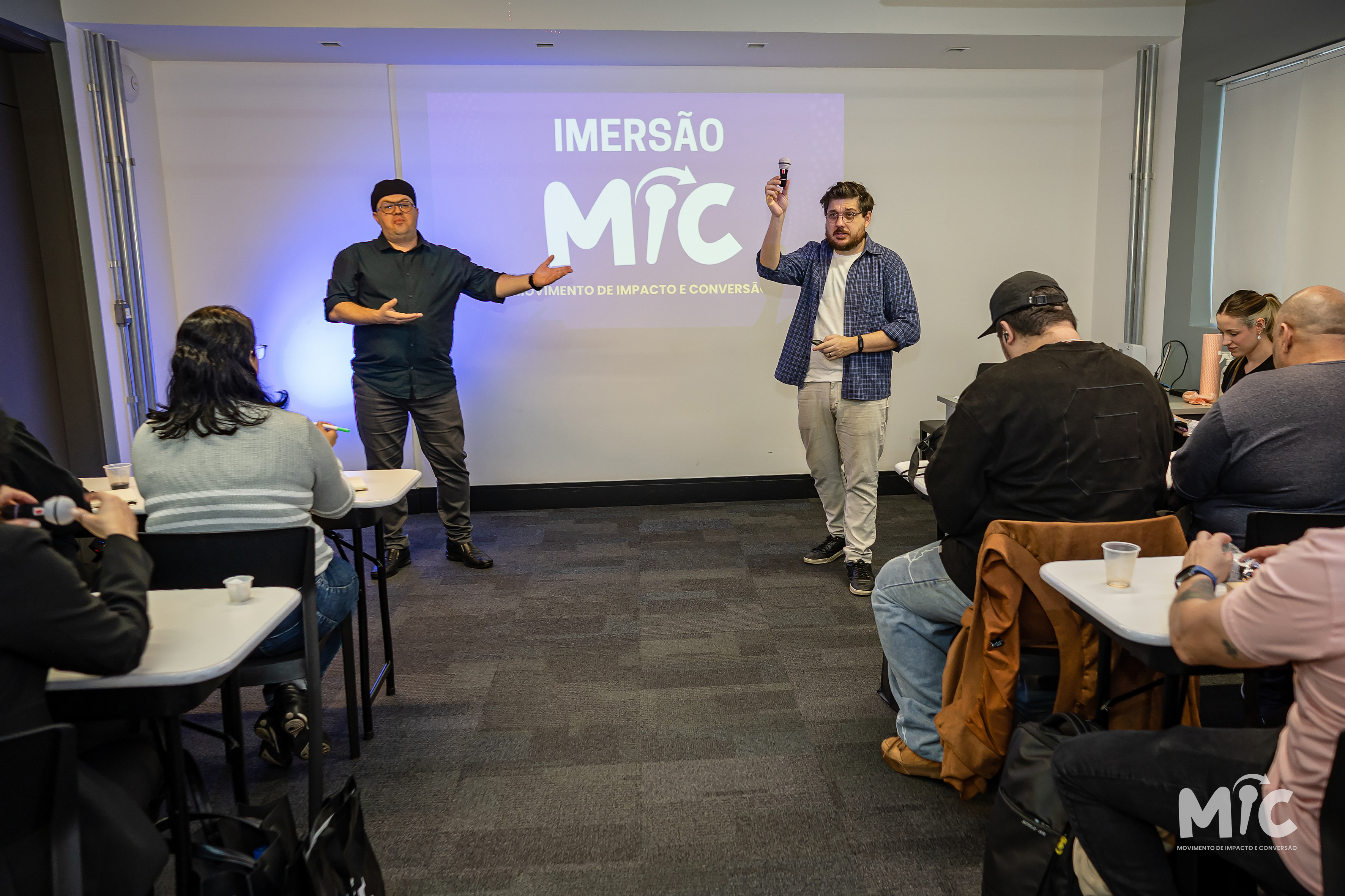Vini Gusman e Pedro Casali no palco